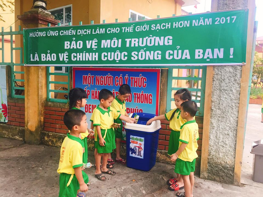 HS lớp 5 tuổi Trường Mầm non Thị trấn Hạ Hòa, Phú Thọ tham gia vệ sinh môi trường HS lớp 5 tuổi Trường Mầm non Thị trấn Hạ Hòa, Phú Thọ tham gia vệ sinh môi trường