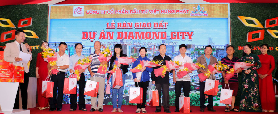 Buổi bàn giao đất diễn ra trong không khí trang trọng;