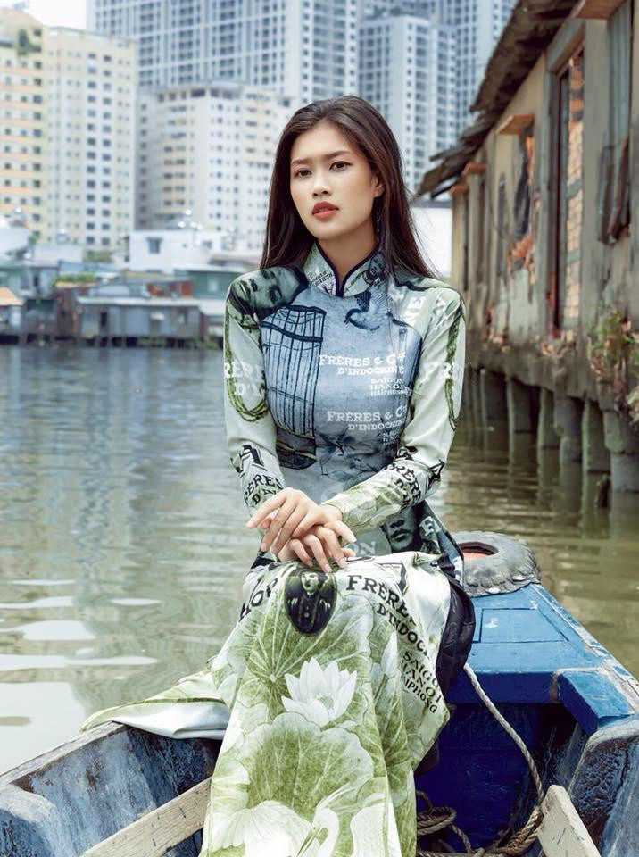 Cô được nhận xét sở hữu vẻ đẹp sang trọng, cuốn hút.