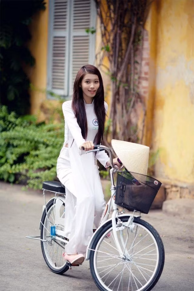 Nhìn lại nhan sắc của nàng Á hậu 1 cách đây 10 năm, không ít người sẽ ngạc nhiên vì sự thay đổi rõ rệt theo thời gian, ngày càng thăng hạng của Quỳnh Châu.