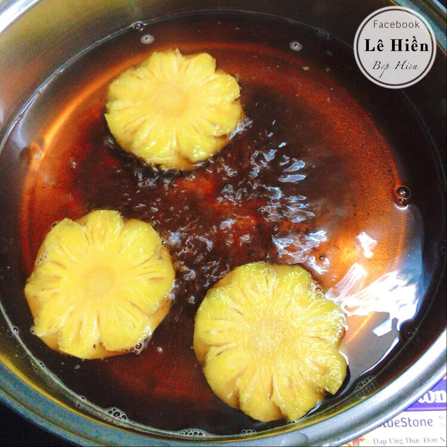 Dứa giúp nước mắm sau khi nấu kẹo hơn và trong hơn.