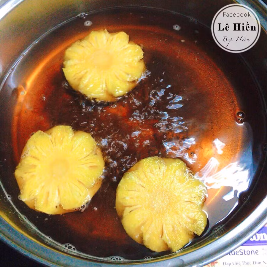 Dứa giúp nước mắm sau khi nấu kẹo hơn và trong hơn. Dứa giúp nước mắm sau khi nấu kẹo hơn và trong hơn.