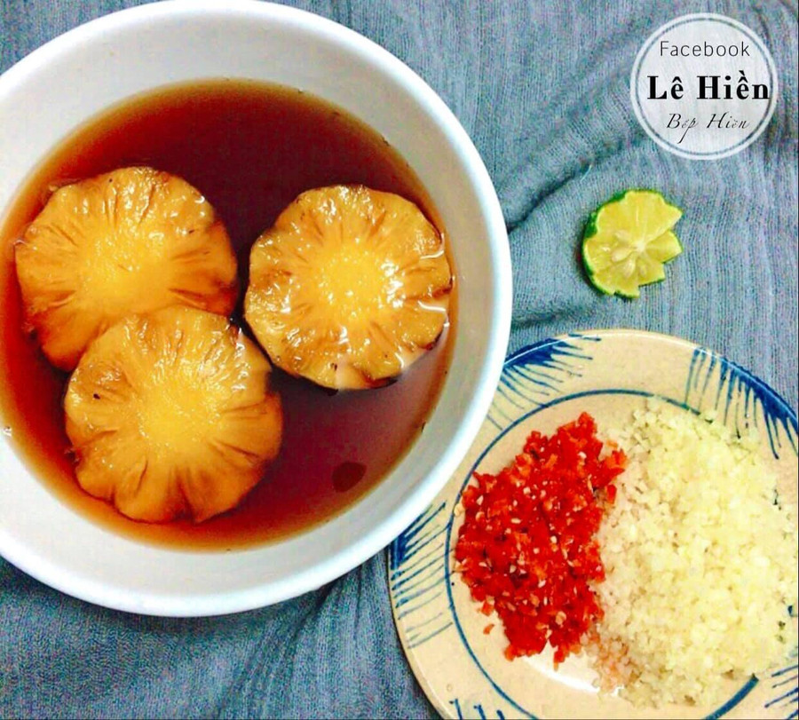 Vớt bỏ khóm, chờ nước mắm nguội cho tiếp tỏi - ớt băm và nước cốt canh vào.