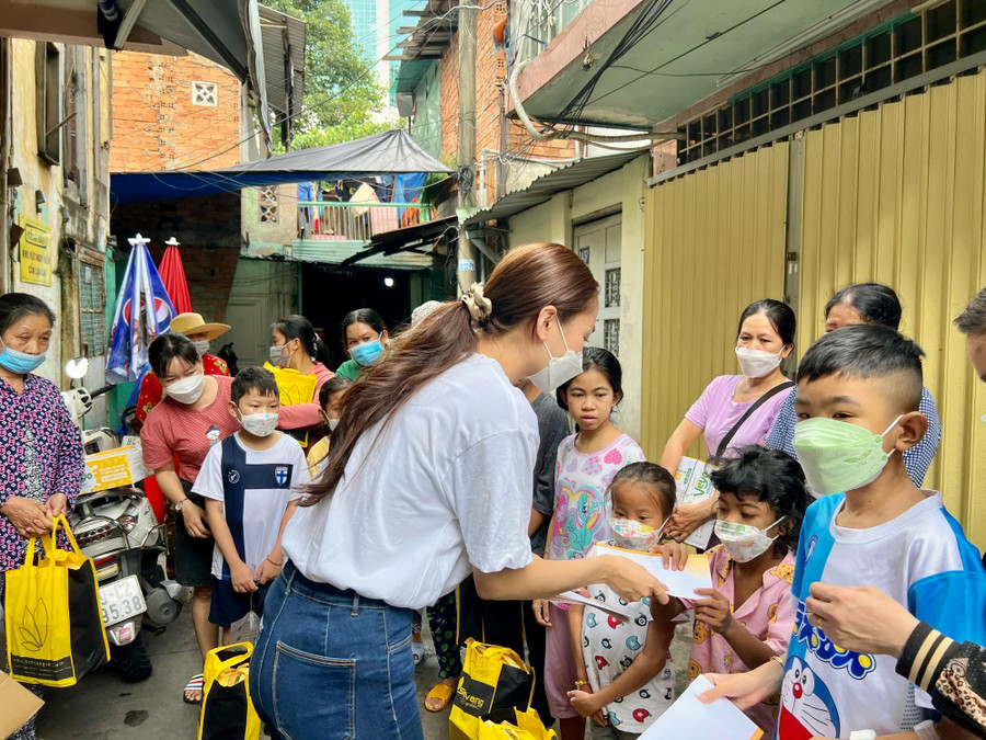 Hoa hậu Mai Phương trao quà động viên các em nhỏ. Hoa hậu Mai Phương trao quà động viên các em nhỏ.