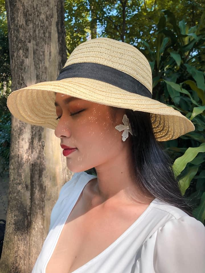 Trước khi thi hoa hậu, Thiên Ân làm tại tiệm mắt kính trên đường Nguyễn Trãi (TPHCM) để kiếm tiền lo trang trải học phí và sinh hoạt hằng ngày.