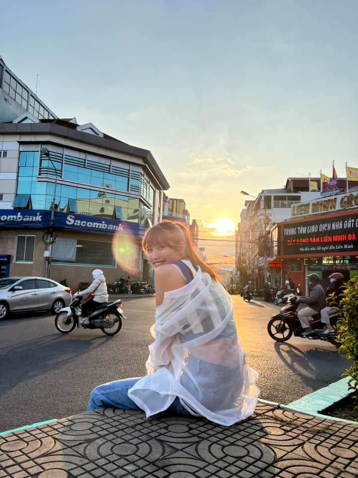 Nhan sắc đời thường như kẹo ngọt của Chế Nguyễn Quỳnh Châu.