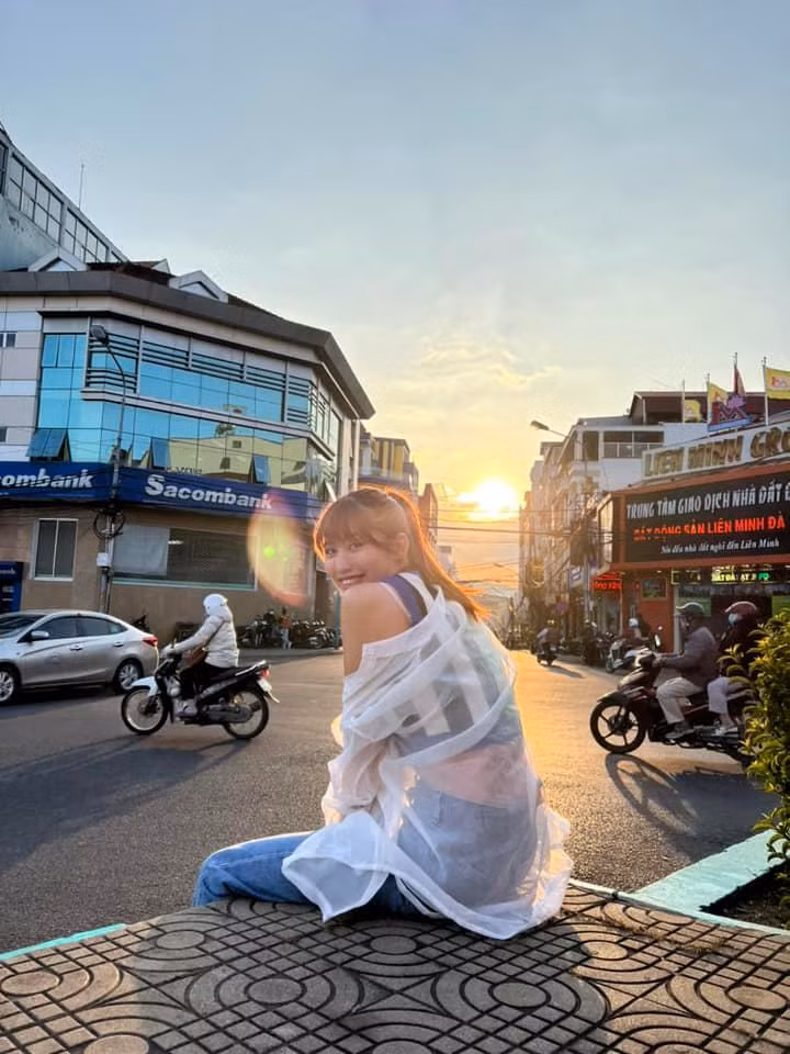 Nhan sắc đời thường như kẹo ngọt của Chế Nguyễn Quỳnh Châu.