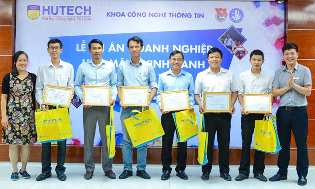 Các cựu sinh viên thành đạt được HUTECH vinh danh nhân kỉ niệm 23 năm thành lập trường