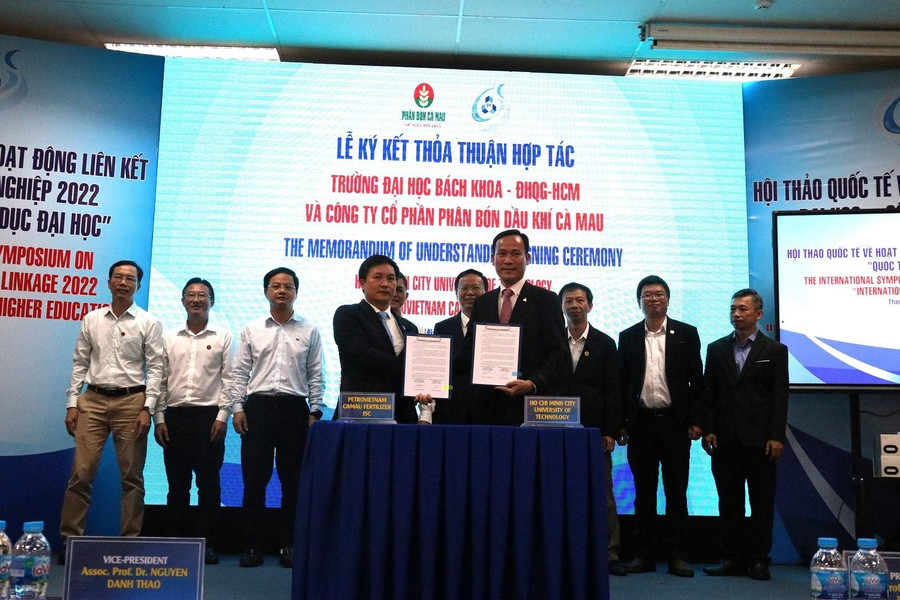 PGS.TS Nguyễn Danh Thảo, Phó hiệu trưởng Trường ĐH Bách khoa - ĐHQG TPHCM thay mặt nhà trường ký kết hợp tác với doanh nghiệp.