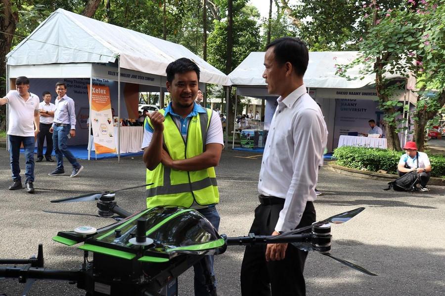PGS.TS Nguyễn Danh Thảo, Phó hiệu trưởng Trường ĐH Bách khoa - ĐHQG TPHCM trao đổi với sinh viên.