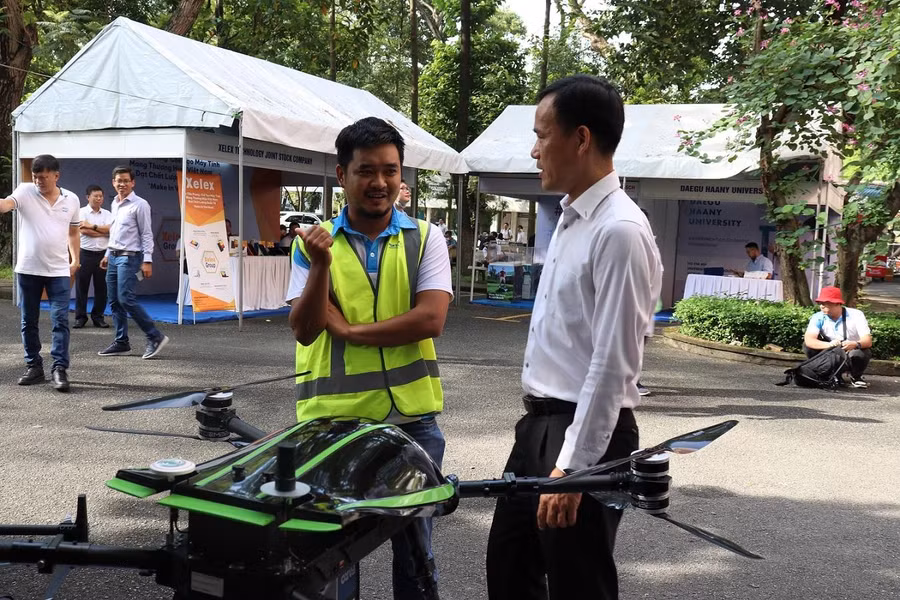 PGS.TS Nguyễn Danh Thảo, Phó hiệu trưởng Trường ĐH Bách khoa - ĐHQG TPHCM trao đổi với sinh viên.