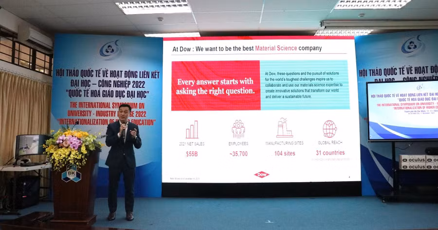 Một diễn giả trình bày nghiên cứu tại hội thảo.