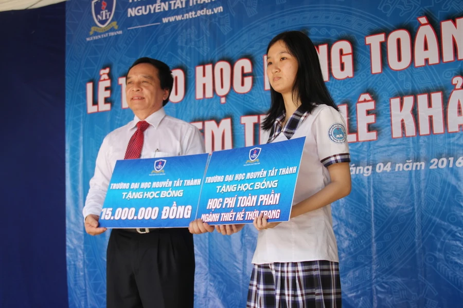 PGS.TS Nguyễn Mạnh Hùng, Hiệu trưởng Trường Đại học Nguyễn Tất Thành trao học bổng cho Khả Ái