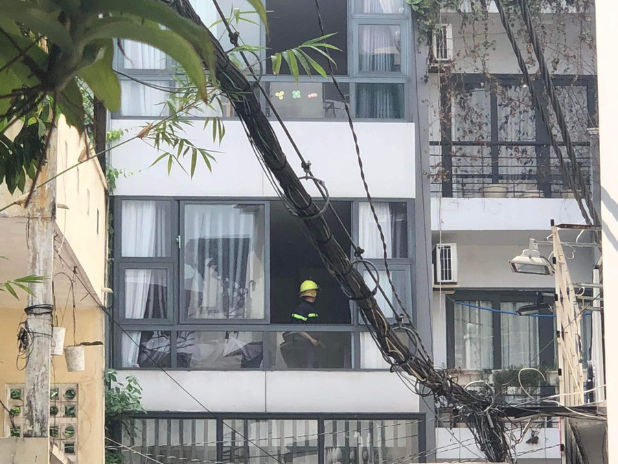 Cảnh sát đang điều tra, khám nghiệm hiện trường. Cảnh sát đang điều tra, khám nghiệm hiện trường.