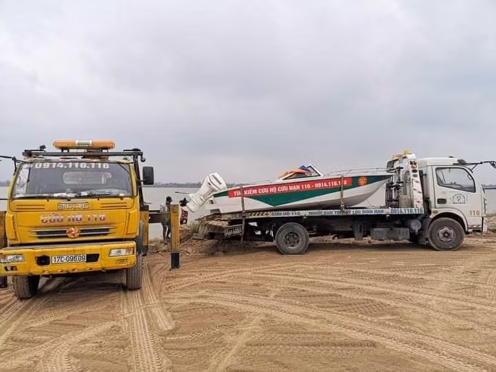 Lực lượng chức năng huy động tìm kiếm ngay sau khi sự việc xảy ra.