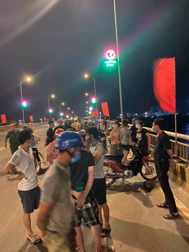 Nhiều người hiếu kỳ đứng lại theo dõi hiện trường.