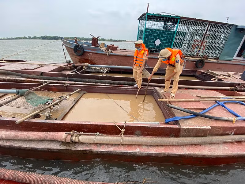 Ninh Bình: Bắt “cát tặc” trên sông Đáy