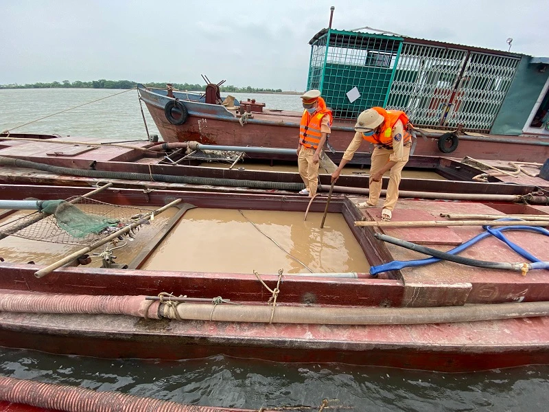 Ninh Bình: Bắt “cát tặc” trên sông Đáy