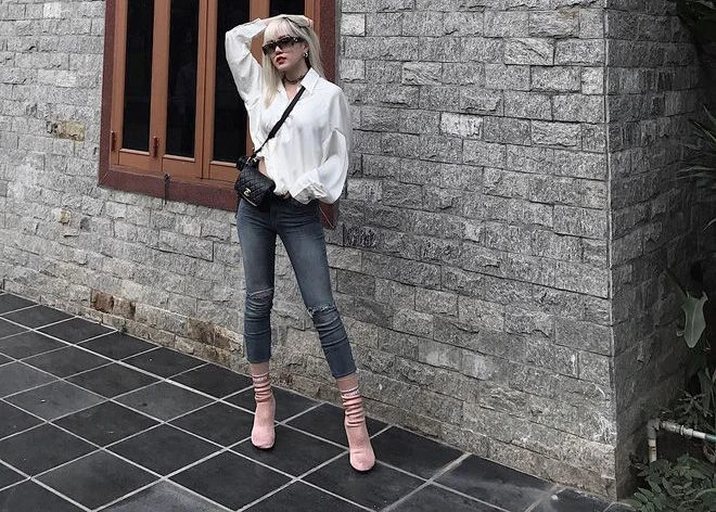Vẻ cá tính của người đẹp cũng toát lên từ những món phụ kiện đi kèm như boots cổ cao kết hợp cùng skinny jeans.