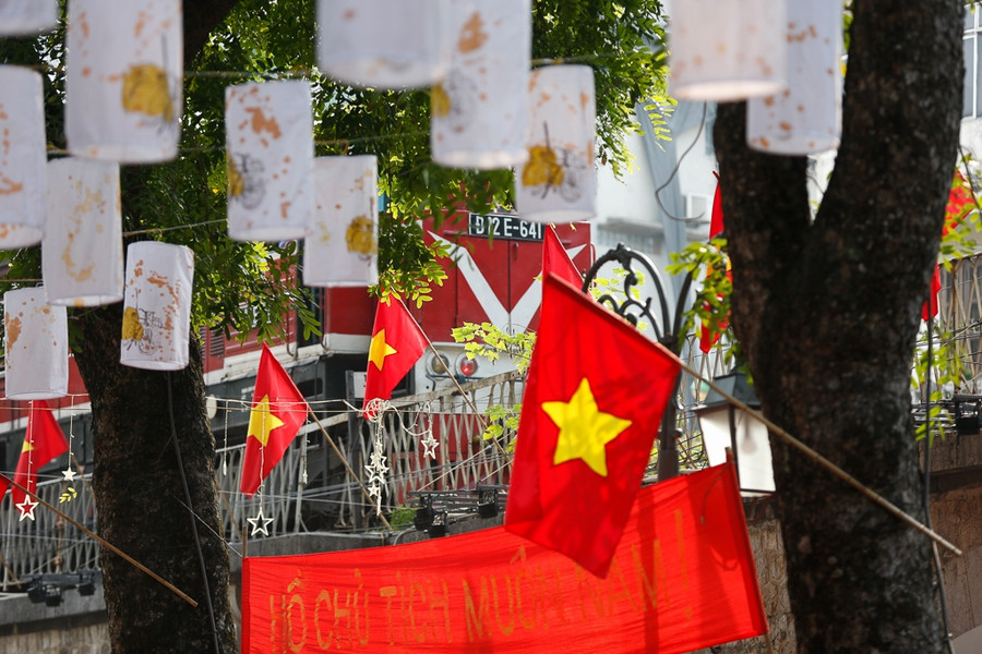 Phố phường Hà Nội rợp cờ hoa chào mừng 65 năm giải phóng.