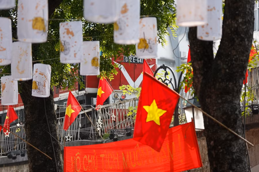 Phố phường Hà Nội rợp cờ hoa chào mừng 65 năm giải phóng.