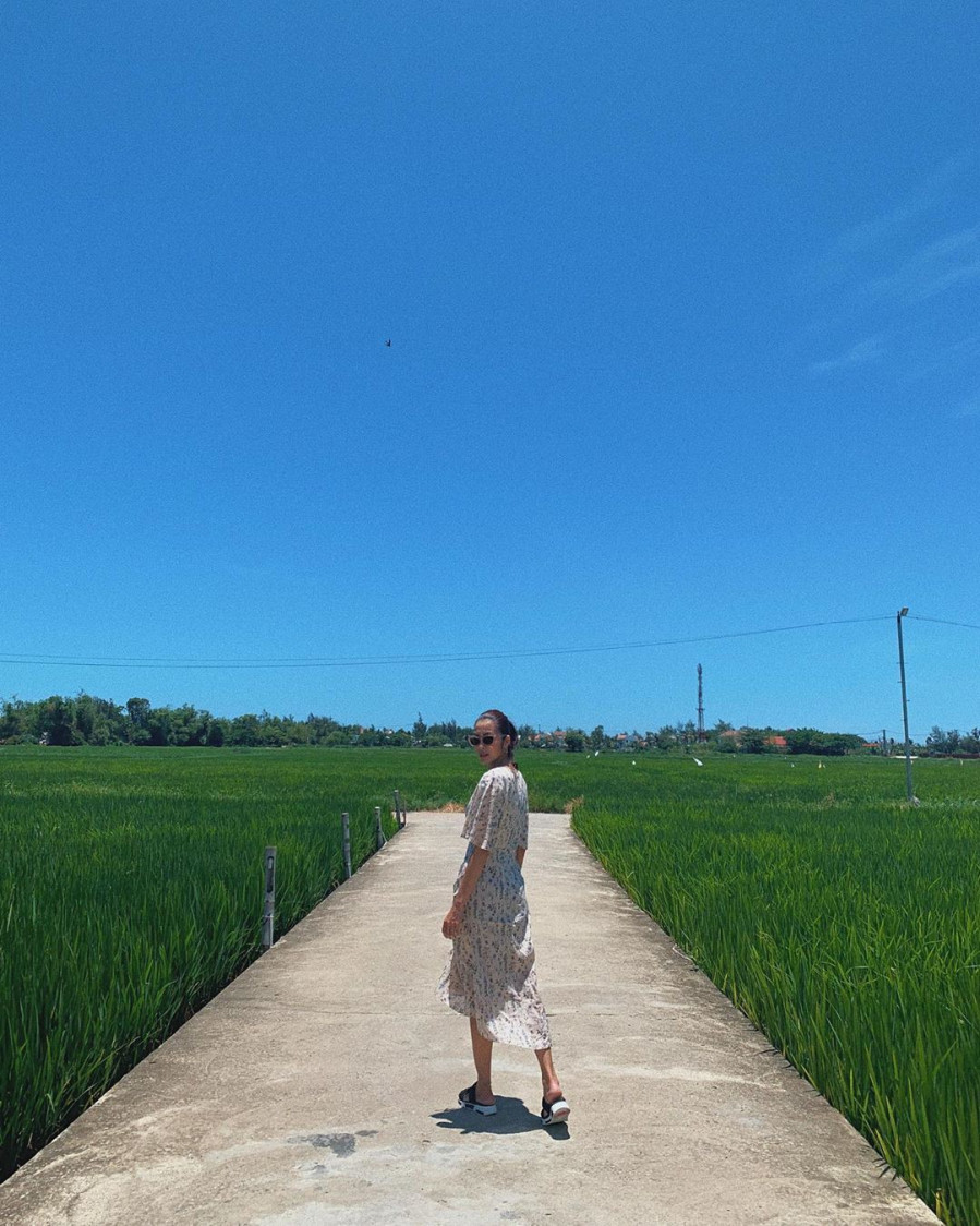 Học cách Tăng Thanh Hà diện đi diện lại đồ cũ nhưng vẫn tinh tế, thanh lịch ảnh 7 Empty