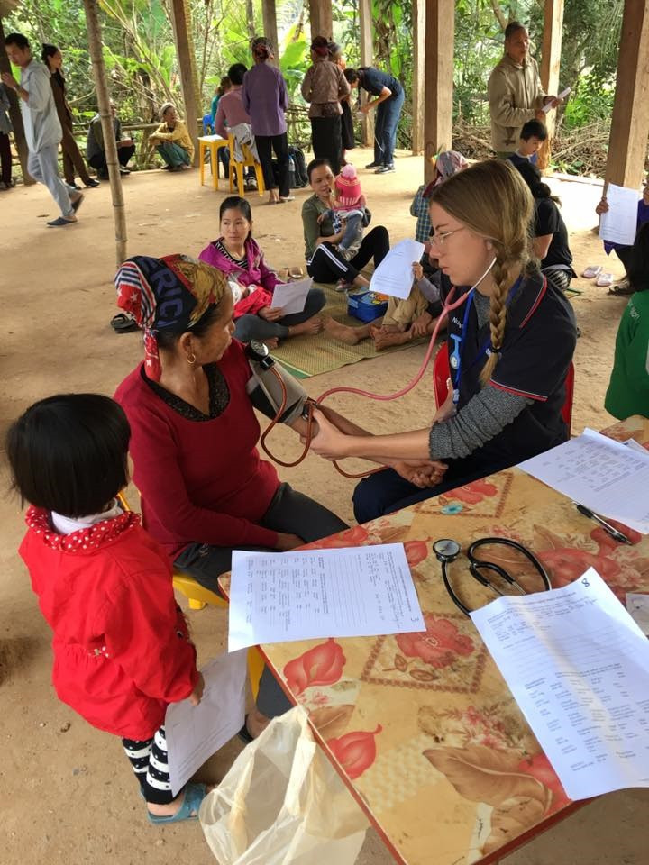 Một sinh viên Australia đang thăm khám cho người dân Việt Nam