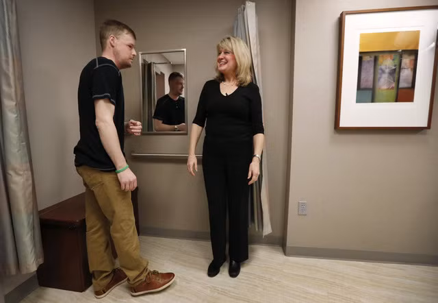 Phép màu đến với chàng trai được ghép mặt để tìm diện mạo mới ảnh 8