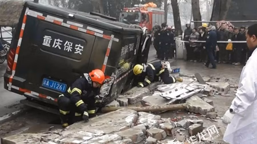 xe dam nguoi, nhan vien xuong nhat tien mac nan nhan hinh anh 1