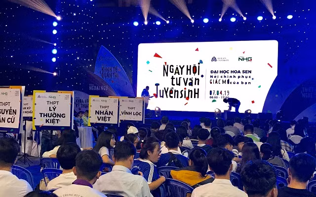 Đông đảo học sinh THPT trên địa bàn TPHCM đến với ngày hội tư vấn và tuyển sinh của HSU.