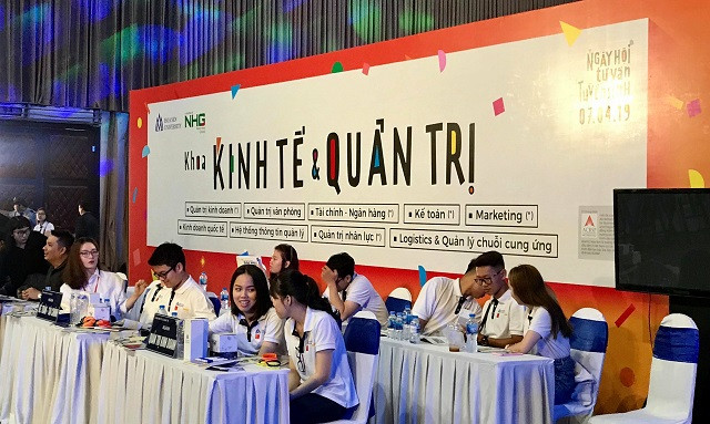 Đội ngũ giảng viên và chuyên viên tư vấn của các Khoa trong Trường ĐH Hoa Sen sẵn sàng chia sẻ cùng học sinh. Đội ngũ giảng viên và chuyên viên tư vấn của các Khoa trong Trường ĐH Hoa Sen sẵn sàng chia sẻ cùng học sinh.