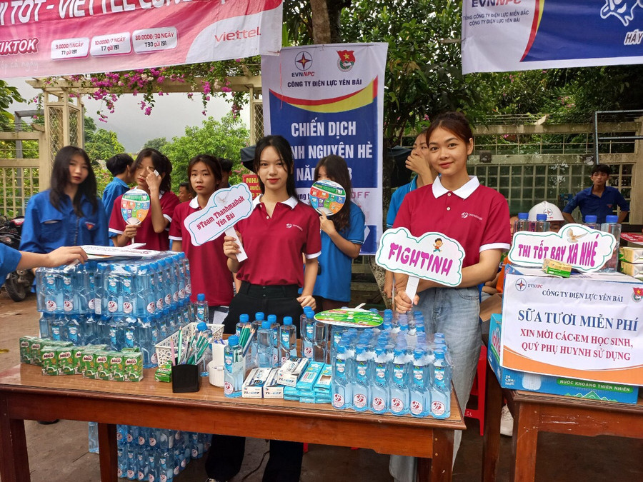 Các tình nguyện viên thuộc Tỉnh đoàn Yên Bái &quot;tiếp sức mùa thi&quot;.