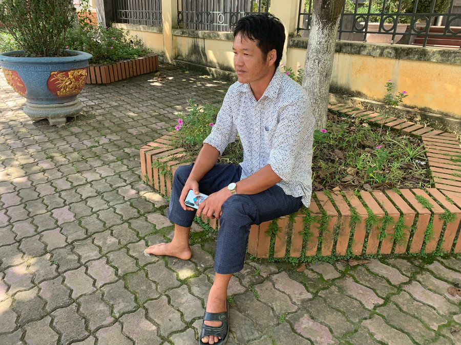 Anh Thào A Vàng lo lắng đợi con gần khu vực trường thi. Anh Thào A Vàng lo lắng đợi con gần khu vực trường thi.