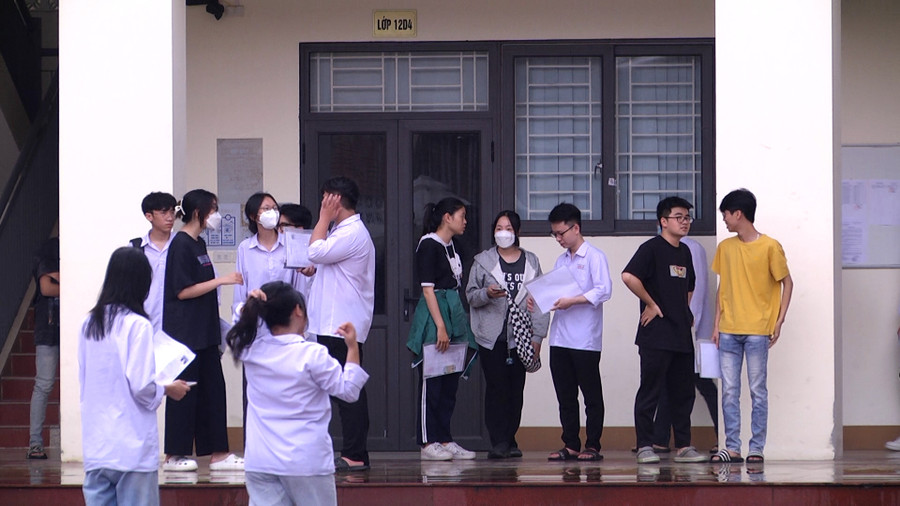 Các thí sinh tại điểm thi trường THPT Nguyễn Huệ, Tp. Yên Bái đến điểm thi từ rất sớm.