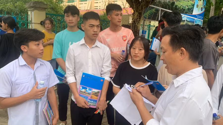 Thầy giáo trường PTDTNT huyện Tủa Chùa điểm danh sĩ số trước giờ thi.