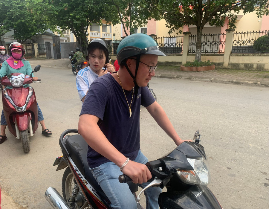 Thầy giáo Trần Minh Thuyết trường PTDTNT huyện Tủa Chùa luôn túc trực sẵn sàng hỗ trợ học sinh. Thầy giáo Trần Minh Thuyết trường PTDTNT huyện Tủa Chùa luôn túc trực sẵn sàng hỗ trợ học sinh.