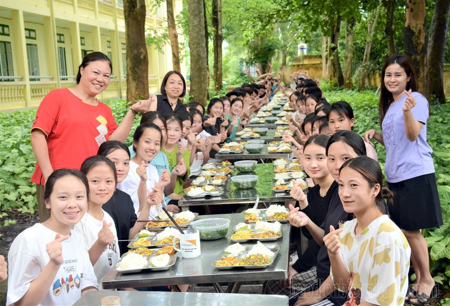 Chị Hoài Nguyễn (ngoài cùng bên phải) cùng cô trò nhà trường với bữa ăn &apos;0&apos; đồng (ảnh: Hiền Nguyễn).