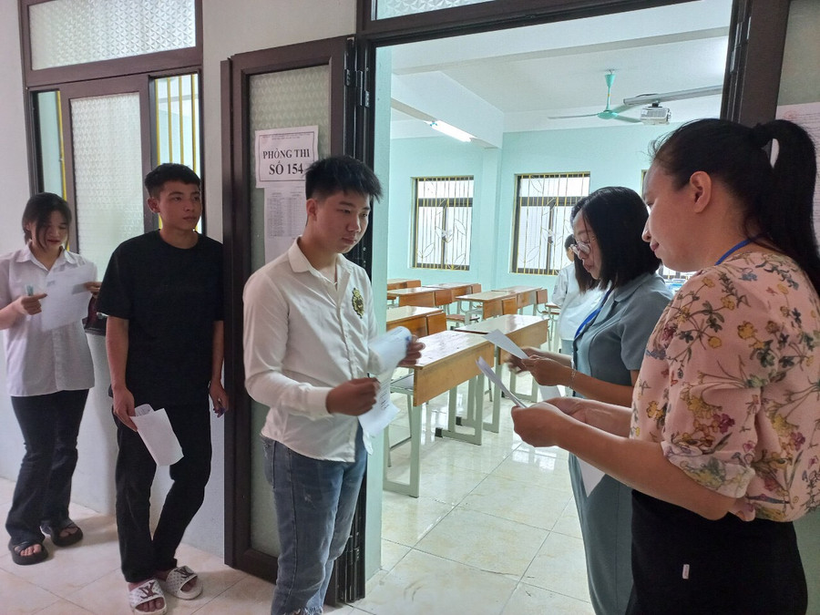 Thí sinh làm thủ tục vào phòng thi.