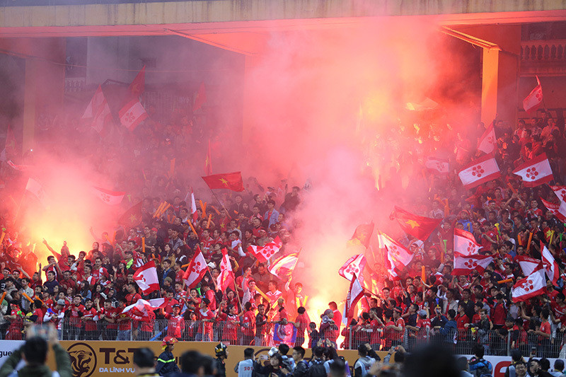 Pháo sáng và mảng tối của V-League