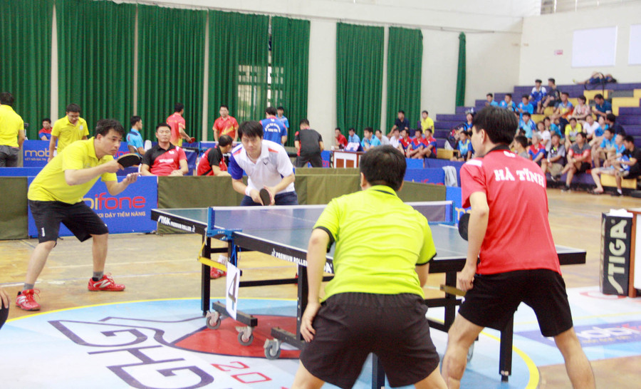 Lần đầu tiên tranh tài ở nội dung đồng đội nam, Cơ quan Bộ GD&ĐT (áo trắng) đã giành được huy chương Bạc