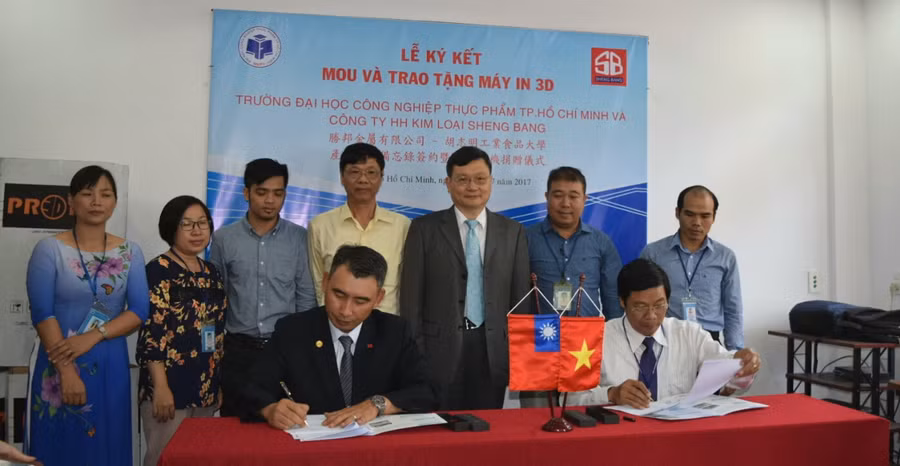 ông Wu Ming Ying đại diện công ty HH Kim loại Sheng Bang ký kết với Trường Đại học Công nghiệp Thực phẩm TPHCM