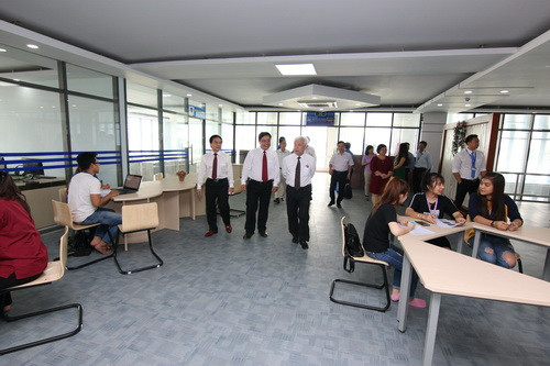 PGS.TS Phan Thanh Bình thăm Thư viện đạt chuẩn của Trường ĐH Nguyễn Tất Thành