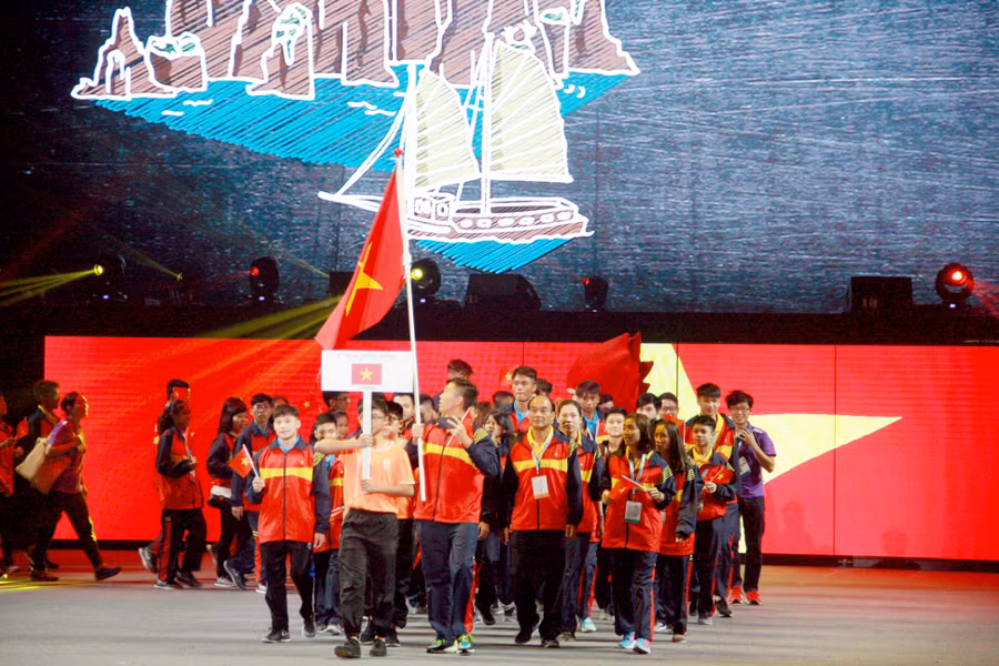 Đoàn thể thao học sinh Việt Nam diễu hành qua lễ đài 