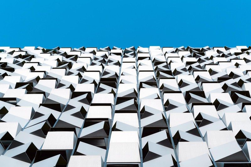 Cư dân của British Sheffield (Anh) gọi bãi đậu xe này là “lát cắt phô mai”. Mặt tiền của nó được dán ngẫu nhiên với các tấm kim loại giống như răng sắc nhọn.