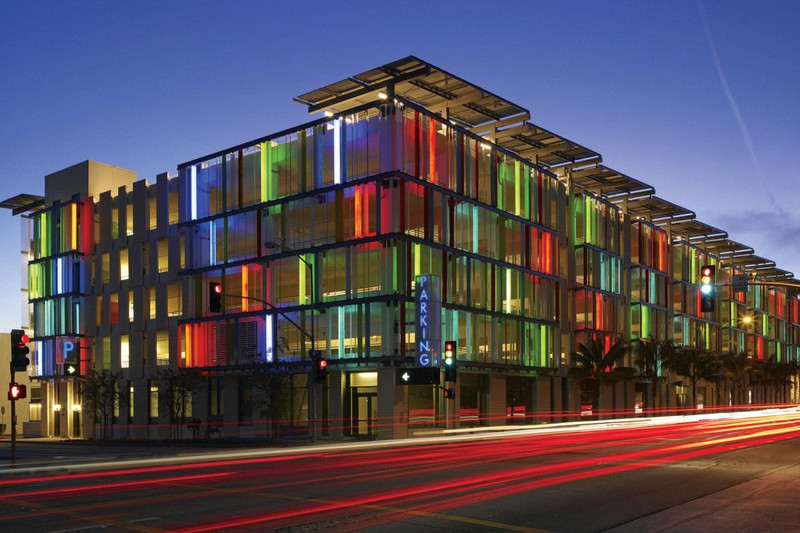 Tọa lạc tại Santa Monica - Mỹ, bãi đỗ xe của Trung tâm hành chính là một trong những trung tâm văn hóa của thành phố. Có quán cà phê, cửa hàng, nhà hàng và thậm chí một khu vườn nhỏ được trang trí với các đồ vật nghệ thuật.