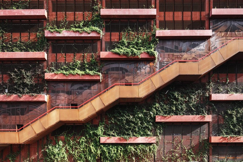 Ở Copenhagen (Đan Mạch) ngay trên eo biển có bãi đậu xe duy nhất trên thế giới có sân chơi. Một loạt các xích đu và mê cung được lắp đặt trên mái nhà của tòa nhà, nơi không chỉ trẻ em mà cả người lớn cũng có thể vui chơi. Mặt tiền được trang trí với các thùng cây leo làm cho diện mạo của bãi đậu xe hấp dẫn hơn.