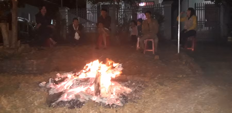 Người dân đốt những đống lửa để xóa bỏ những điều xui xẻo, phiền muộn. Mọi người quây quần bên nhau chia sẻ những câu chuyện của năm cũ, khăng khít tình làng nghĩa xóm.