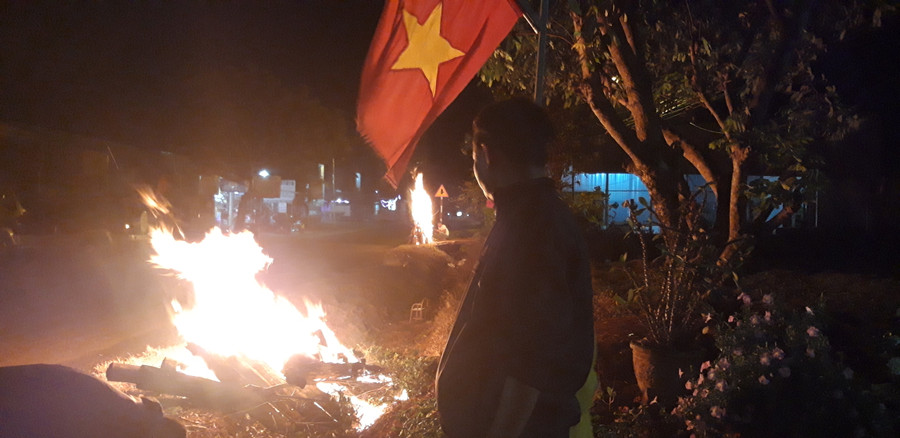 Người dân Tây Nguyên đốt lửa xua đuổi xui xẻo, cầu mong năm mới may mắn