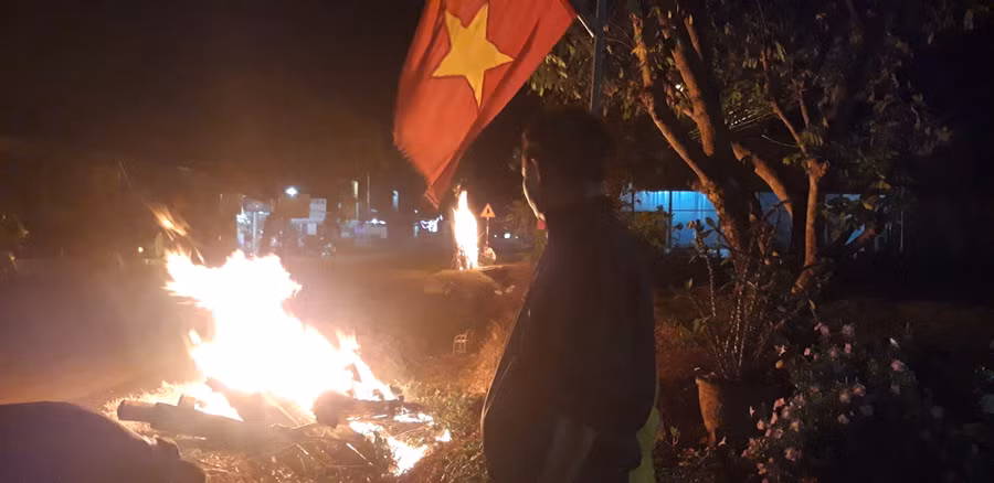 Người dân Tây Nguyên đốt lửa xua đuổi xui xẻo, cầu mong năm mới may mắn