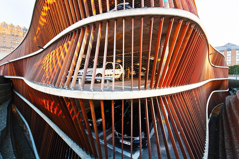 Các nhà thiết kế bãi đỗ xe ở Saint-Luc của Bỉ đã có một nhiệm vụ vô cùng khó khăn để tạo ra một bãi đậu ấm cúng và hấp dẫn cho du khách. Vật liệu tự nhiên đã được chọn cho dự án và hình dạng của các bức tường giống như những khúc cua của hẻm núi đá.